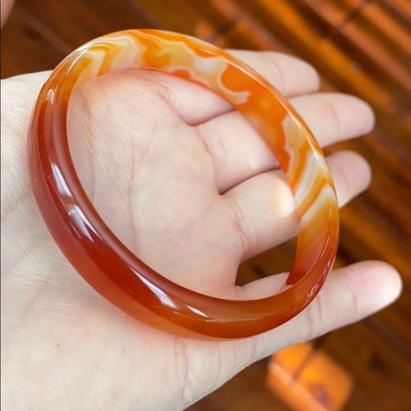 Red Orange White D Shape Agate Bangle Bracelet - Picture 3 of 9